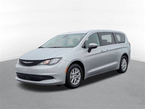 Used 2023 Chrysler Voyager LX image 5