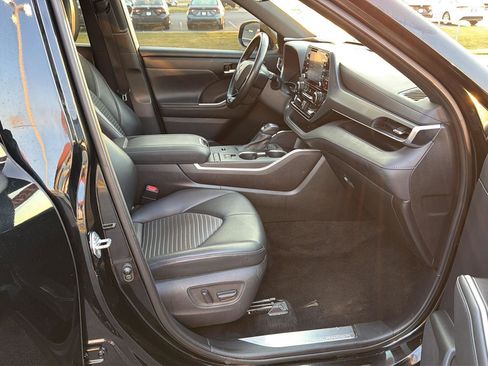 Used 2021 Toyota Highlander XSE FWD image 13