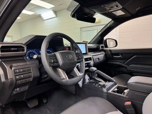 Used 2025 Toyota Tacoma TRD Off-Road AWD/4WD image 15