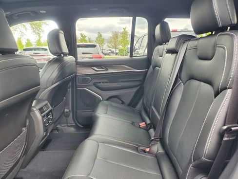 Used 2023 Jeep Grand Cherokee Overland AWD/4WD image 34