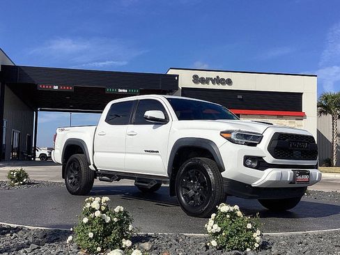 Used 2020 Toyota Tacoma TRD Sport image 3
