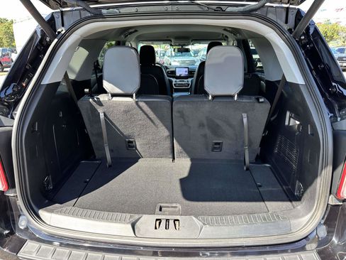 Used 2022 Ford Explorer XLT w/ Equipment Group 202A image 8