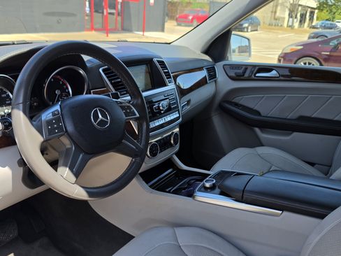 Used 2015 Mercedes-Benz GL 320 BlueTEC 4MATIC w/ Premium I Package image 27