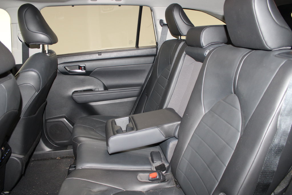 Used 2020 Toyota Highlander XLE FWD image 14