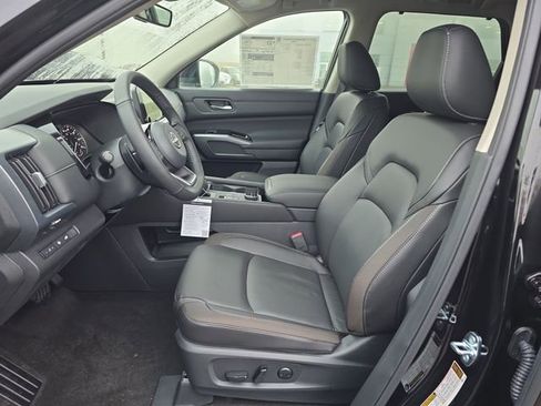 New 2025 Nissan Pathfinder SL w/ Black Appearance Package image 18