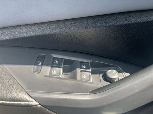 Used 2025 Volkswagen Jetta SE FWD image 18