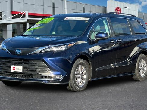 Used 2024 Toyota Sienna XLE image 8