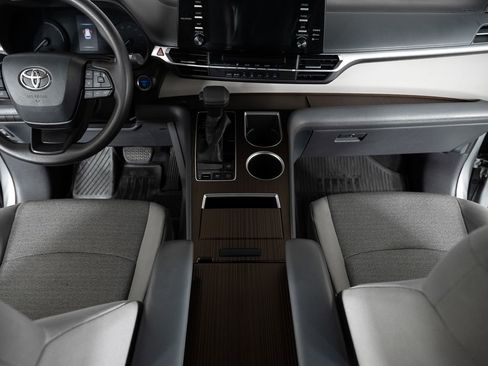 Used 2022 Toyota Sienna LE image 39