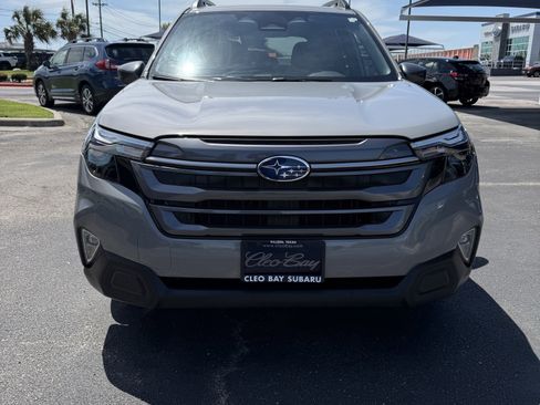 Used 2025 Subaru Forester Premium AWD/4WD image 2