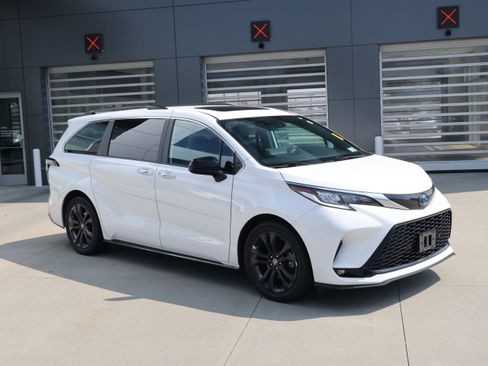 Used 2023 Toyota Sienna XSE w/ XSE Plus Package FWD image 2