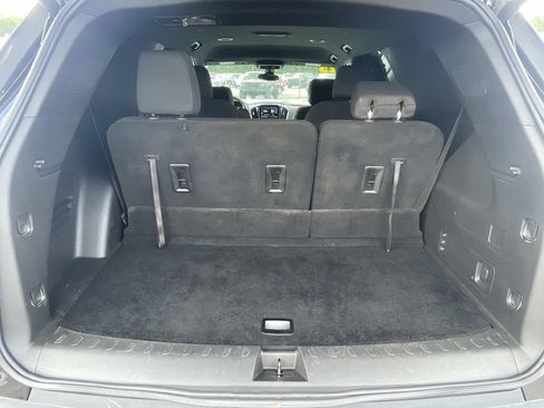 Used 2023 Chevrolet Traverse LT FWD image 11