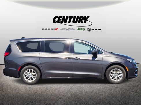 Used 2023 Chrysler Pacifica Touring-L FWD image 2