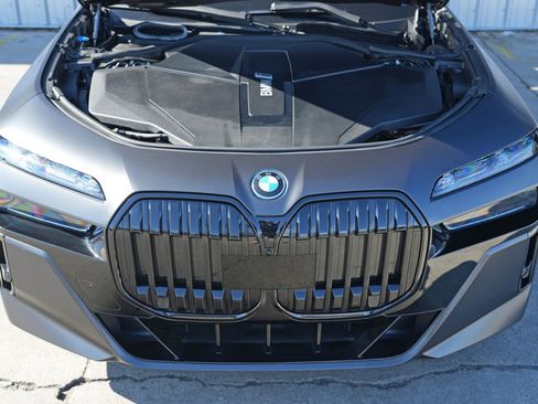 Used 2023 BMW i7 xDrive60 image 8