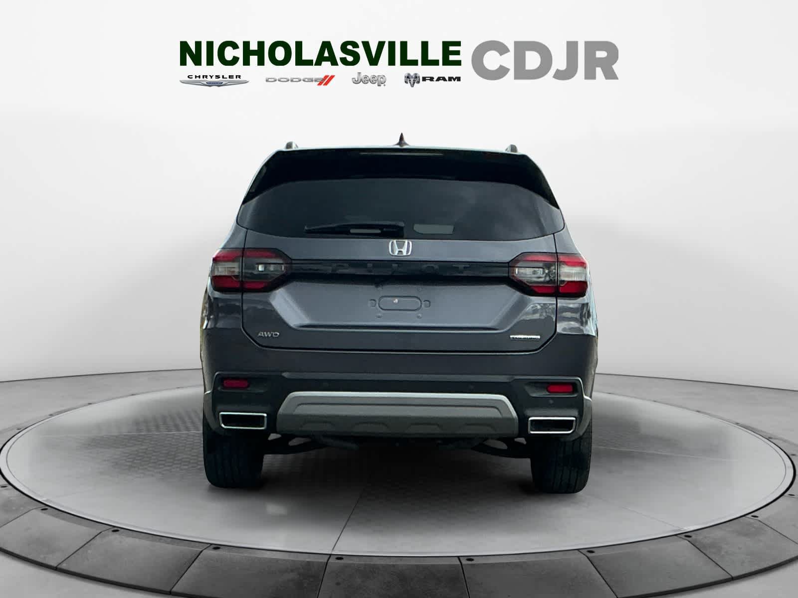Used 2025 Honda Pilot Touring image 4