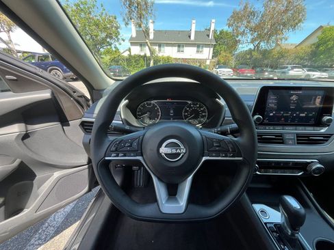 Used 2025 Nissan Altima 2.5 SV FWD image 34