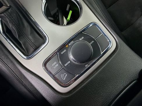 Used 2022 Jeep Grand Cherokee Laredo X AWD/4WD image 32