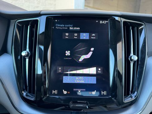 Used 2018 Volvo XC60 T6 Momentum w/ Convenience Package image 11