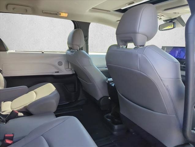 Used 2025 Toyota Sienna XLE FWD image 30
