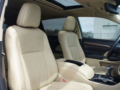 Used 2018 Toyota Highlander Limited image 25
