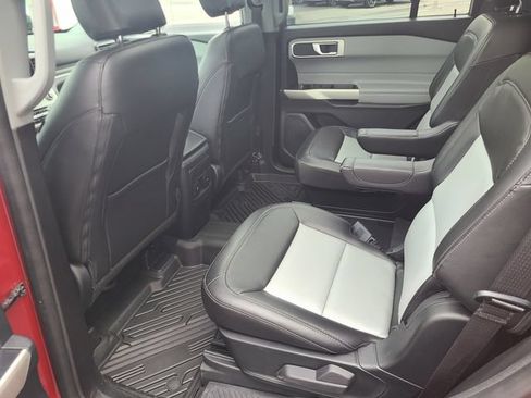 Used 2022 Ford Explorer XLT w/ Equipment Group 202A AWD/4WD image 18