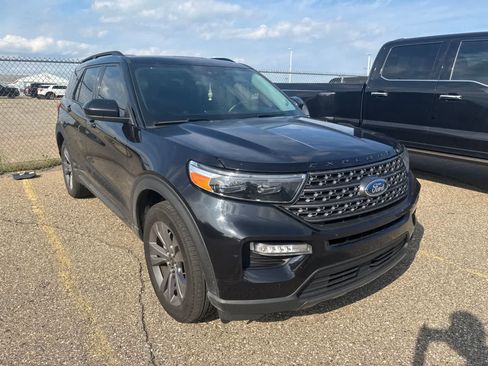 Used 2024 Ford Explorer XLT w/ Equipment Group 202A AWD/4WD image 5