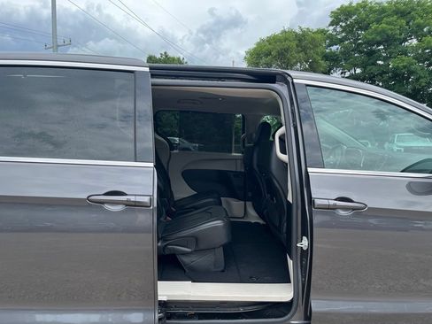 Used 2023 Chrysler Pacifica Touring-L FWD image 30