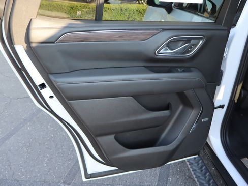 Used 2023 Chevrolet Tahoe Z71 w/ Luxury Package AWD/4WD image 33