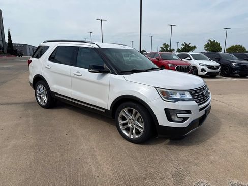 Used 2017 Ford Explorer XLT w/ Equipment Group 202A FWD image 3