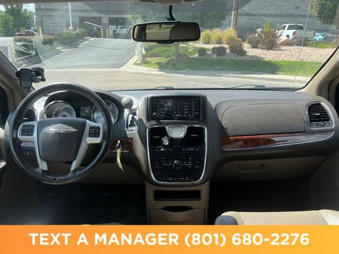 Used 2016 Chrysler Town & Country Touring FWD image 15