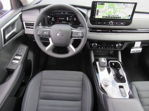 New 2025 Mitsubishi Outlander SE image 11