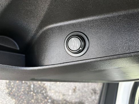 Used 2018 Chevrolet Equinox LT image 11