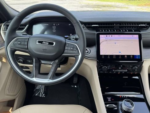 Used 2024 Jeep Grand Cherokee Limited AWD/4WD image 16
