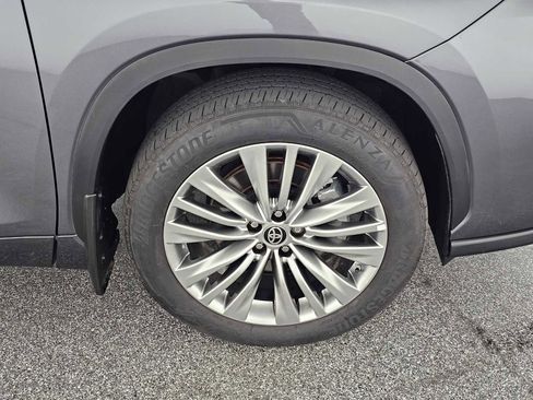 Used 2023 Toyota Highlander Platinum image 9