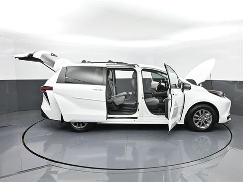 Certified 2022 Toyota Sienna LE FWD image 55