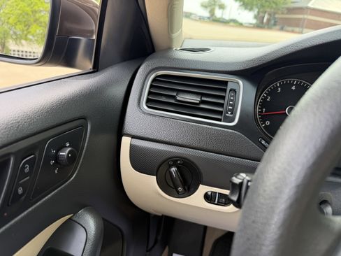 Used 2014 Volkswagen Jetta SE FWD image 24