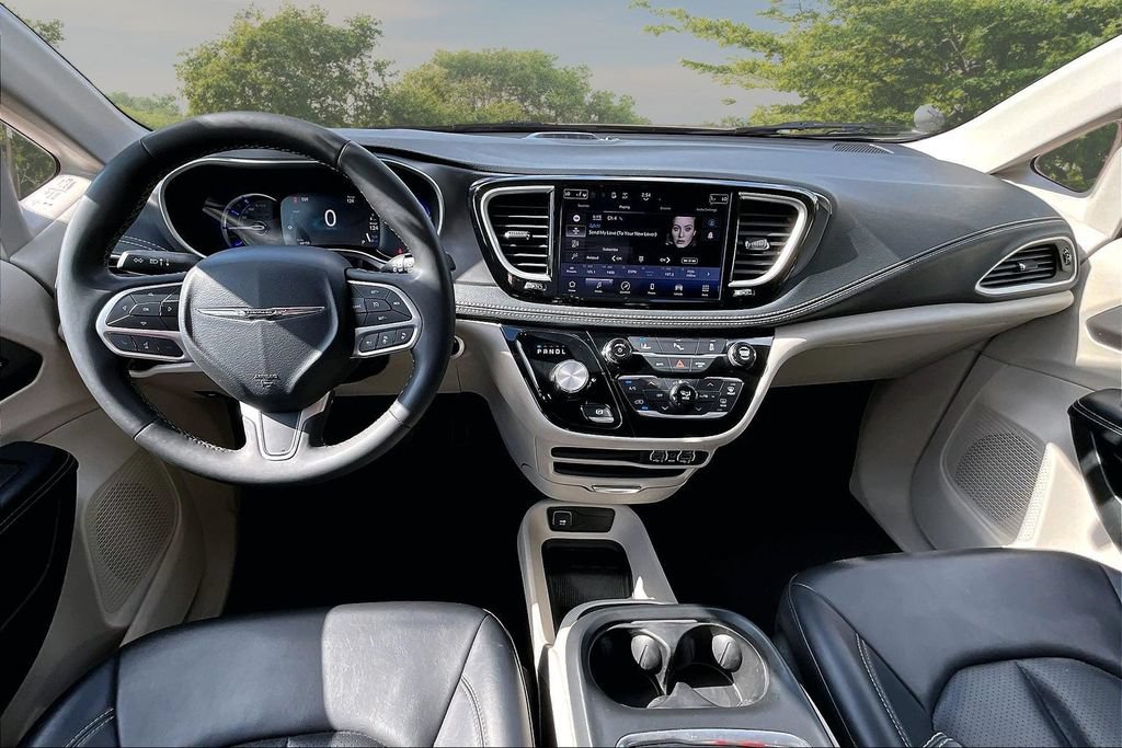 Used 2023 Chrysler Pacifica Touring-L FWD image 16