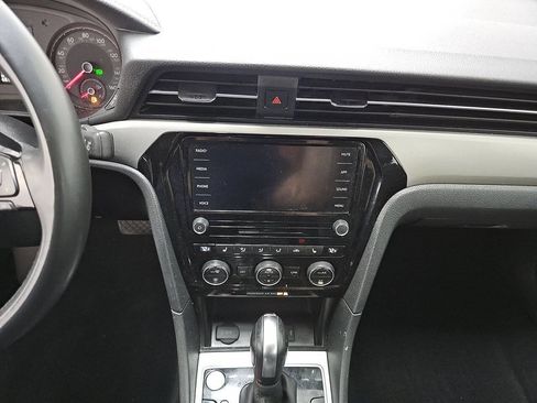 Used 2022 Volkswagen Passat 2.0T SE FWD image 9