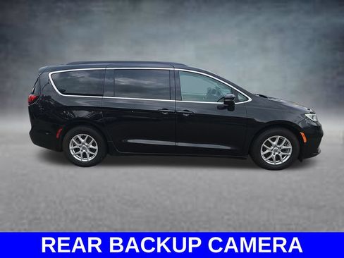 Used 2022 Chrysler Pacifica Touring-L FWD image 4