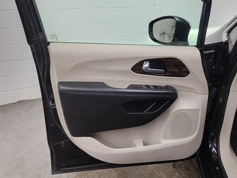 Used 2023 Chrysler Pacifica Limited FWD image 9