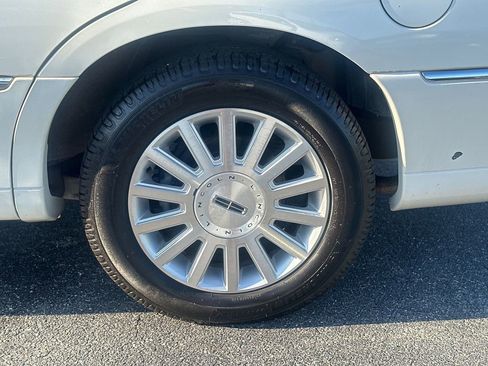 Used 2004 Lincoln Town Car Signature image 10