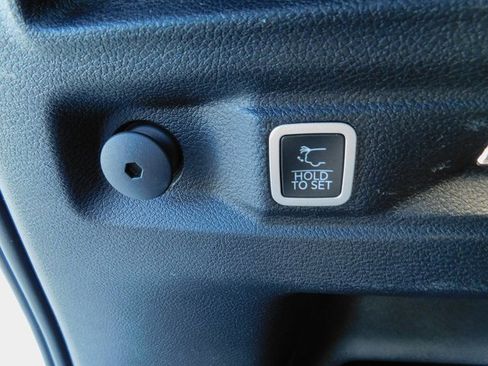 Used 2023 Jeep Grand Cherokee L Laredo image 15