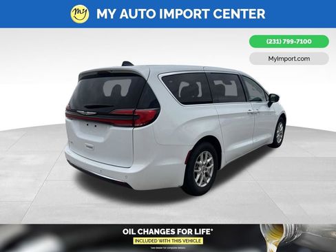 Used 2023 Chrysler Pacifica Touring-L FWD image 5