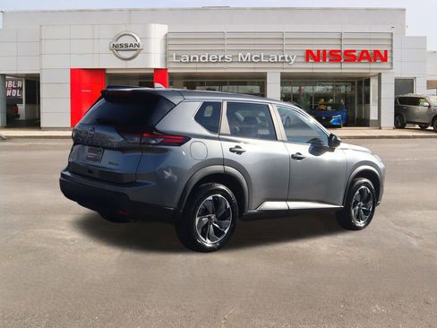 Used 2024 Nissan Rogue SV image 3