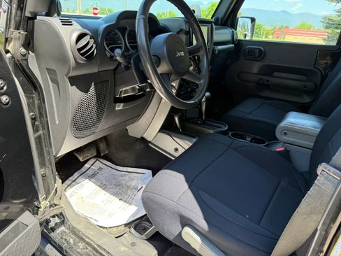 Used 2010 Jeep Wrangler Unlimited Rubicon AWD/4WD image 7