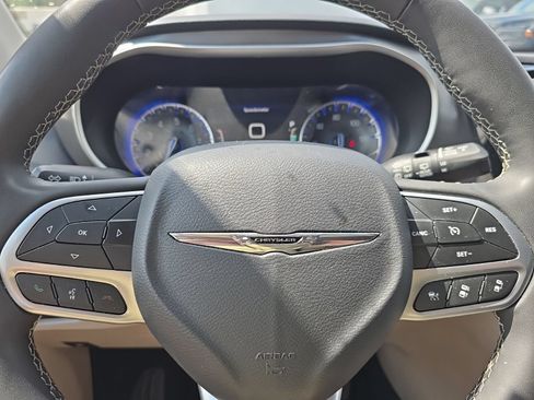 Used 2023 Chrysler Pacifica Touring-L FWD image 19