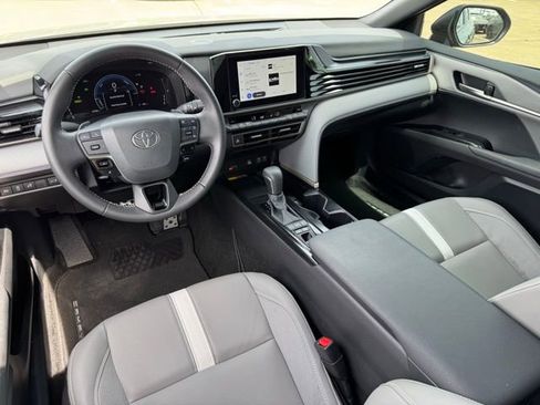 Used 2025 Toyota Camry SE w/ Convenience Package FWD image 16