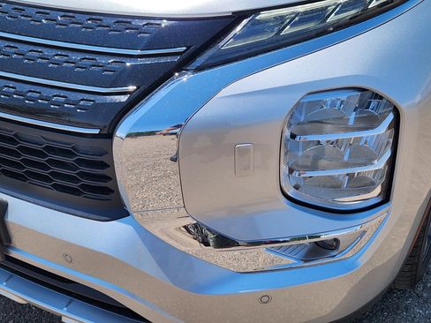 Used 2025 Mitsubishi Outlander SE image 5