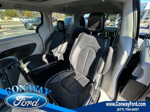Used 2022 Chrysler Pacifica Limited w/ Uconnect Theater Family Group image 18