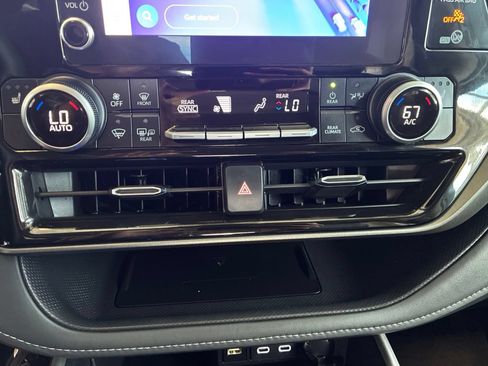 Used 2024 Toyota Highlander XLE AWD/4WD image 28