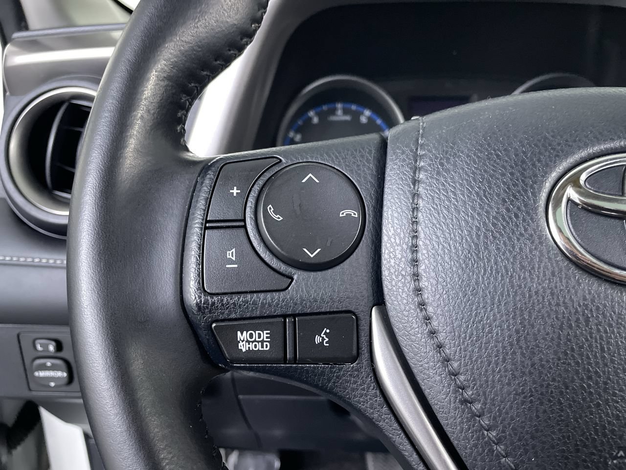 Used 2018 Toyota RAV4 XLE w/ Plus Extra Value Package AWD/4WD image 28